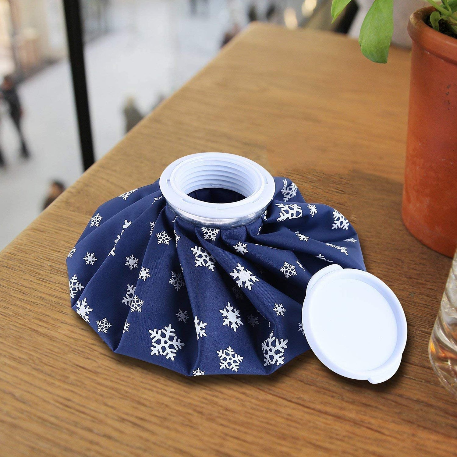 Ice pack designed for joint pain relief, with a focus on ergonomic use Ice pack designed for joint pain relief, with a focus on ergonomic use